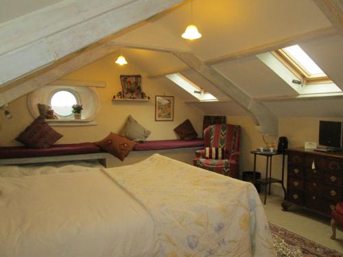 1 queen bed, 3 twin beds