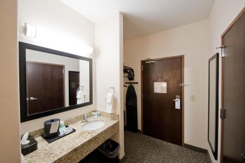 Cobblestone Inn & Suites – Manchester