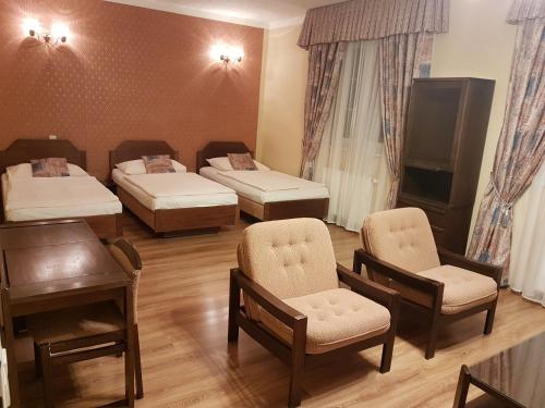 1 king bed, 1 twin bed