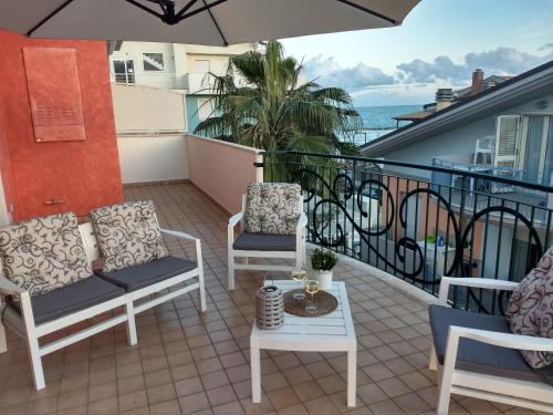 Seafront and Mountain View Penthouse - Apartment - Martinsicuro