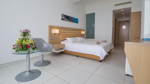 Vrissaki Beach Hotel - image 8