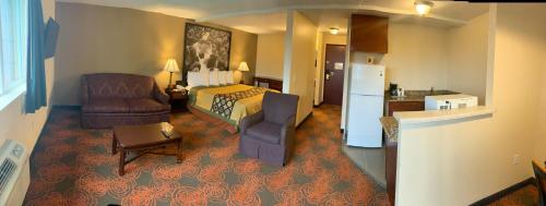 Super 8 by Wyndham SeaTac Airport - image 2