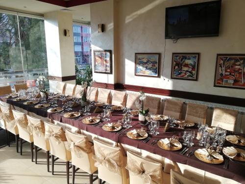 Heat Complex Family Hotel in 佩什泰拉