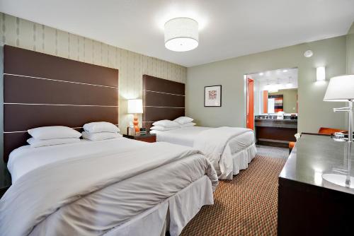 Deluxe Double Queen Room image 7