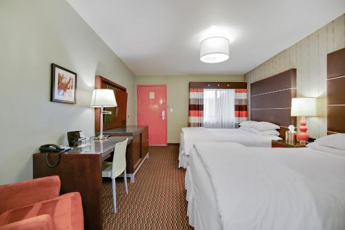 Deluxe Double Queen Room image 6