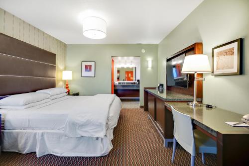 Deluxe King Room image 8