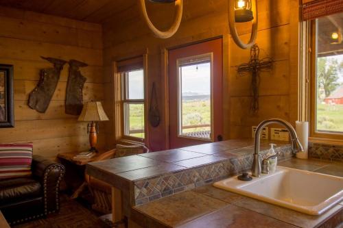 Beautiful 1 BR "Barn" Cabin - Perfect for Small Families