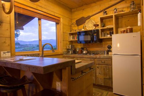 Beautiful 1 BR "Barn" Cabin - Perfect for Small Families thumb 4