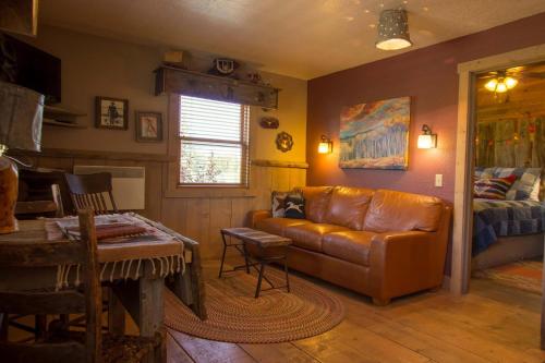 B&B Panguitch - Cozy 1 BR with a Pullout Sofa bed and Kitchenette - Bed and Breakfast Panguitch