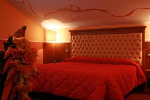 1 queen bed, 2 twin beds