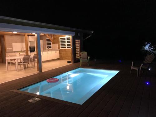 Villa neuve de standing en bois avec piscine in Le Moule