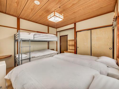 2 twin beds, 2 bunk beds
