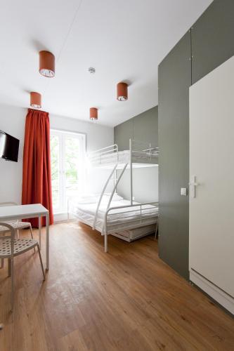2 bunk beds