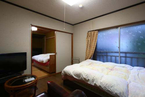 Okui Ryokan Ideally located in the Goto area, Okui Ryokan promises a relaxing and wonderful visit. Both business travelers and tourists can enjoy the propertys facilities and services. Family room are on the lis