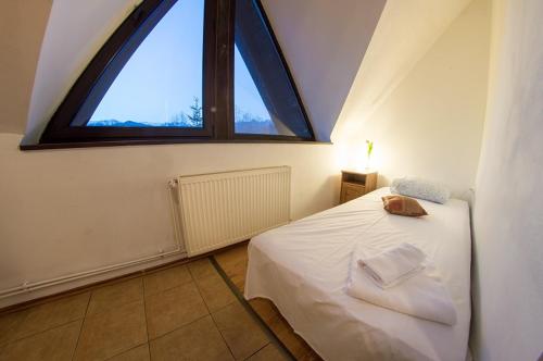 1 double bed, 1 twin bed
