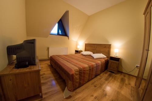 2 bedrooms, 3 beds