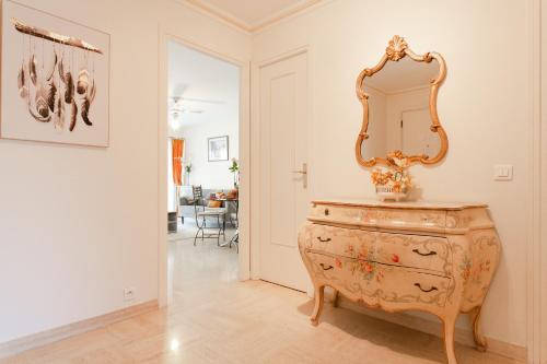 Palais Royal YourHostHelper