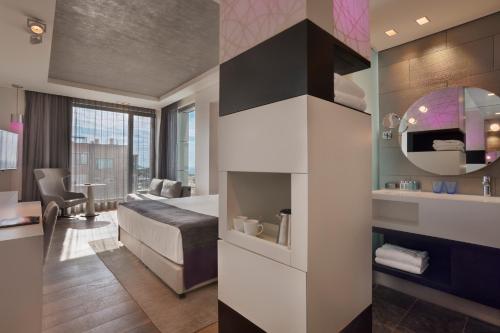 room detail thumbnail 1