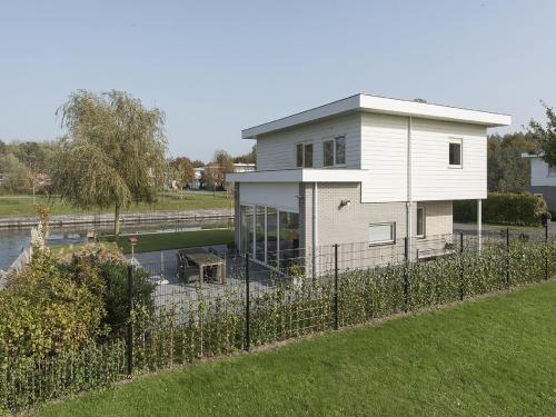 Peaceful Holiday Home with Jetty in Harderwijk