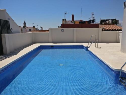 Atico con terraza ac 1hab en el centro y piscina comunitaria 2