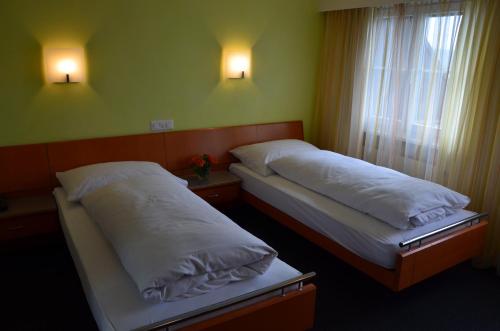 2 twin beds