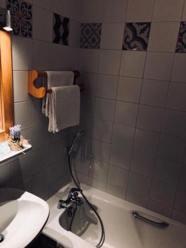 room detail thumbnail 2