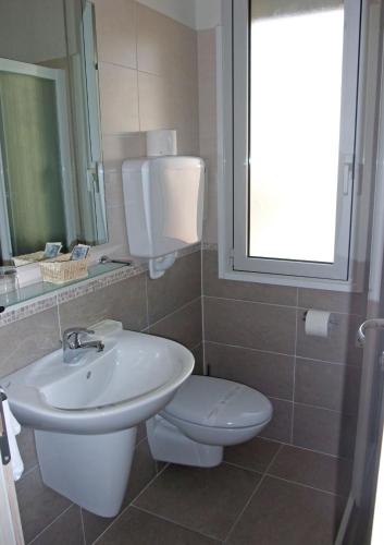Deluxe Double Room image 8