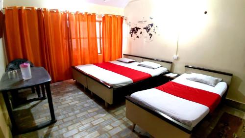 City Hotel Located in Mohatsim Ganj, City Hotel is a perfect starting point from which to explore Allahabad. The property offers guests a range of services and amenities designed to provide comfort and convenien