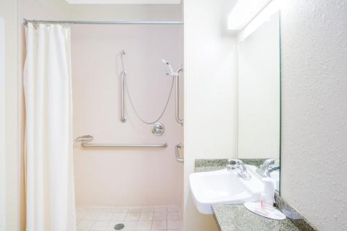 Queen Room - Disability Access/Non-Smoking