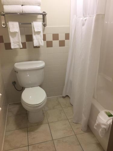 AmericInn by Wyndham Monmouth - image 4