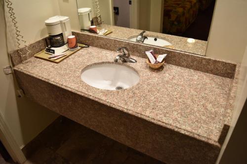 Travelodge by Wyndham Farmington - main image