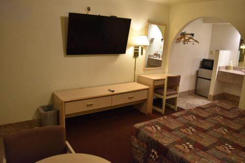 Travelodge by Wyndham Farmington - image 2