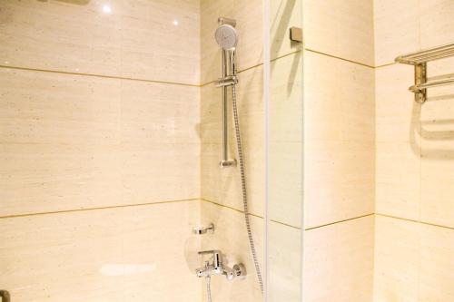 Simply Studio Room Brooklyn Alam Sutera Apartment By Travelio - image 2