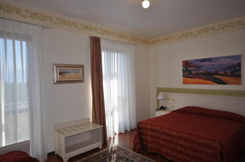1 queen bed, 1 twin bed
