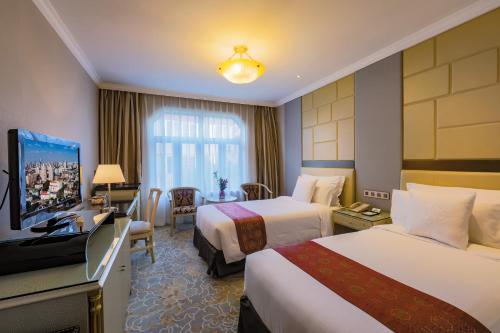 Spanish Superior Twin Room image 3