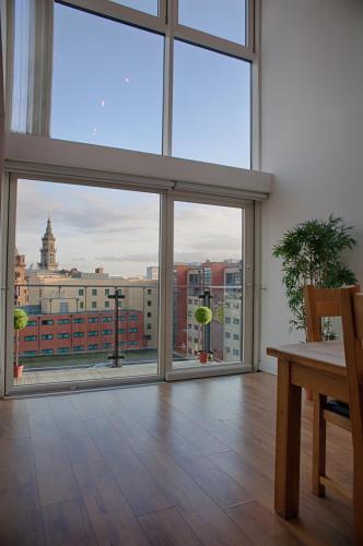 CITY CENTRE APARTMENT with Free Secure Underground Parking, Глазго (фото 6)