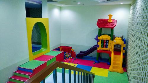 Well Furnished 1BR Brooklyn Alam Sutera Apartment By Travelio - image 3