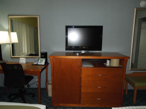 Holiday Inn Express LaGuardia Airport an IHG Hotel - image 5