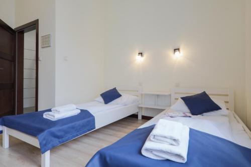2 twin beds