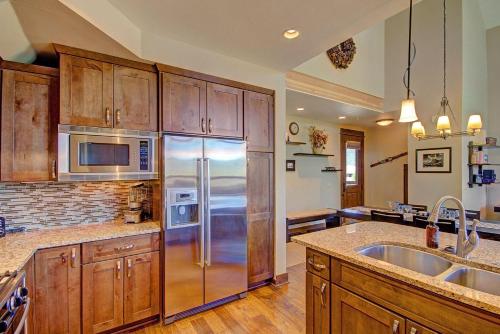 B201 WaterTower Place Townhouse - image 4