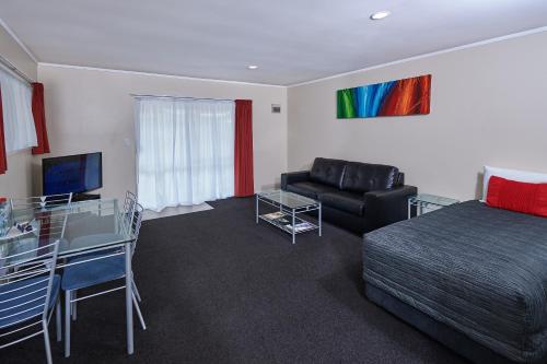 One-Bedroom Apartment with Hot Tub