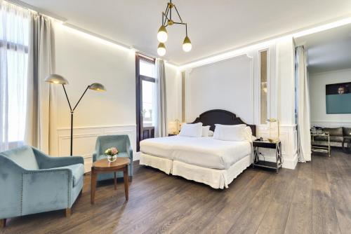 Boutique Hotel H10 Villa de la Reina - image 9