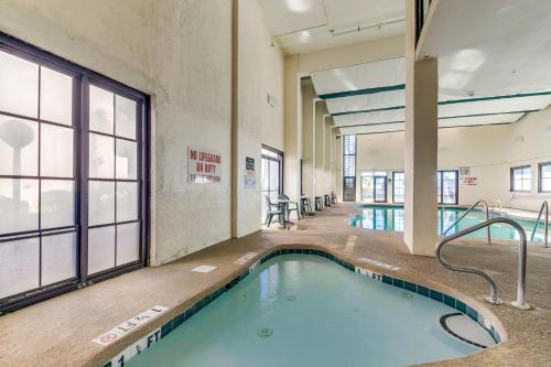 Beachfront Luxury Condo w Private Balcony - image 8