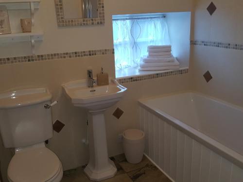 Bathroom, Underhill Holidays - Underhill Holiday Cottage in Littlebeck