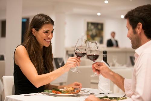 Las Gaviotas Suites Hotel & Spa - image 9