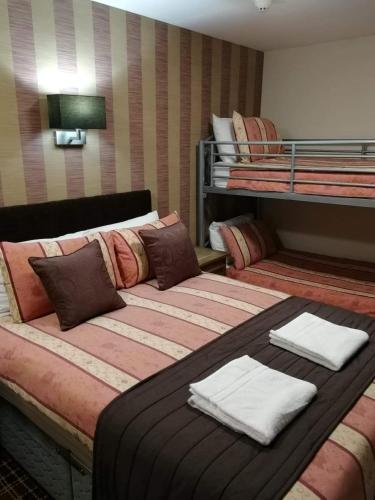 1 double bed, 1 bunk bed