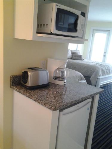 Surf & Sand Beach Motel - image 5