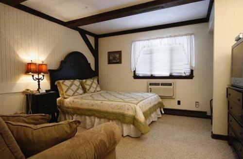 1 king bed, 1 sofa bed