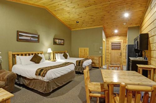2 queen beds, 1 sofa bed