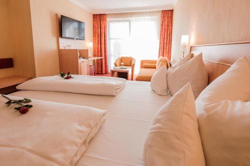 1 king bed, 1 sofa bed